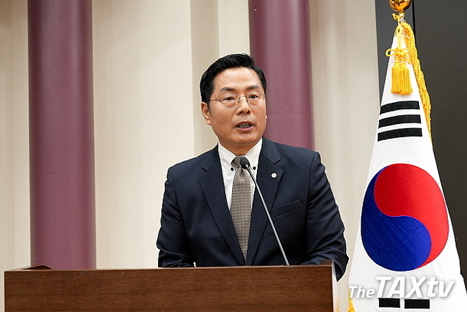 구재이 한국세무사회 회장이 ▲성실신고확인 중기·소상공인 정기세무조사 제외 ▲봉급생활자 소득자료 매월 제출제도 시행 폐지 ▲중소기업·청년근로자 차별 없는 세금감면 ▲국민편익 위해 행정심판대리 세무사 조세소송대리 허용 등 <국민이 원하는 세금제도> 정책과제에 대한 설명을 하고 있다. (사진: 한국세무사회)