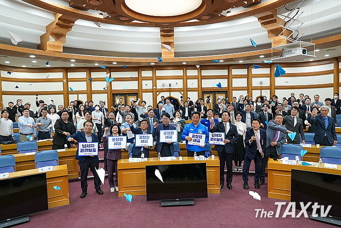 양측 참석자들이 종이비행기 퍼포먼스를 하고 있다. (사진: 한국세무사회)