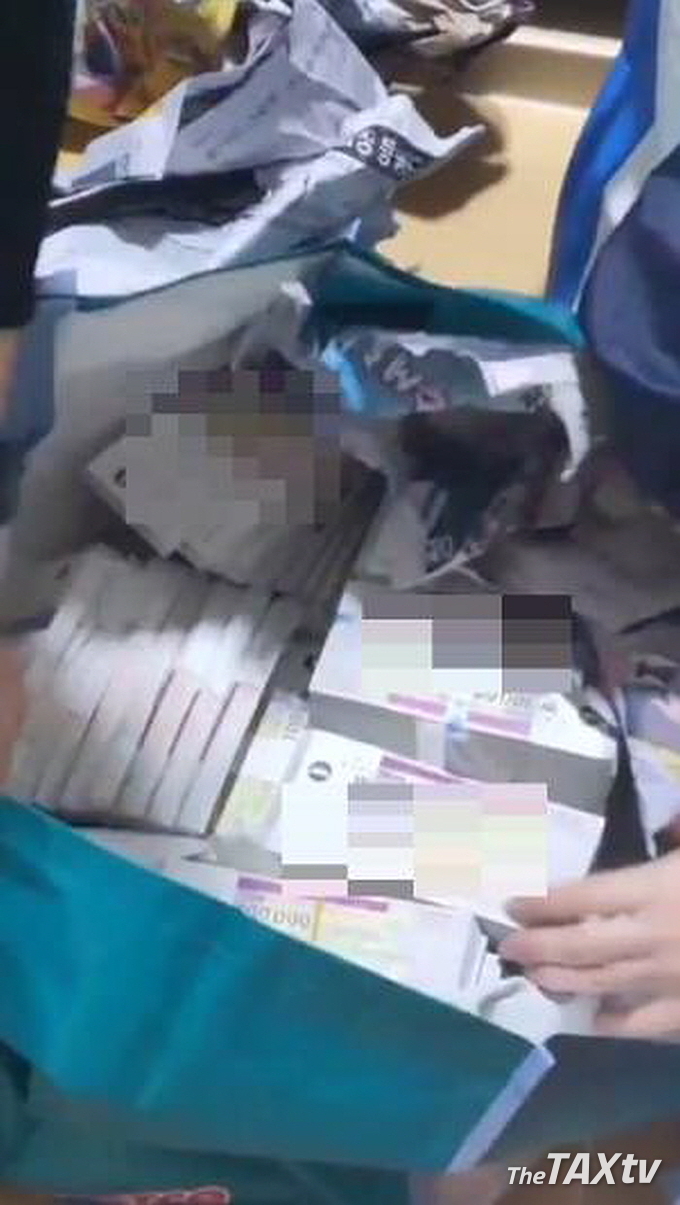가방안에 숨겨둔 현금과 수표다발
