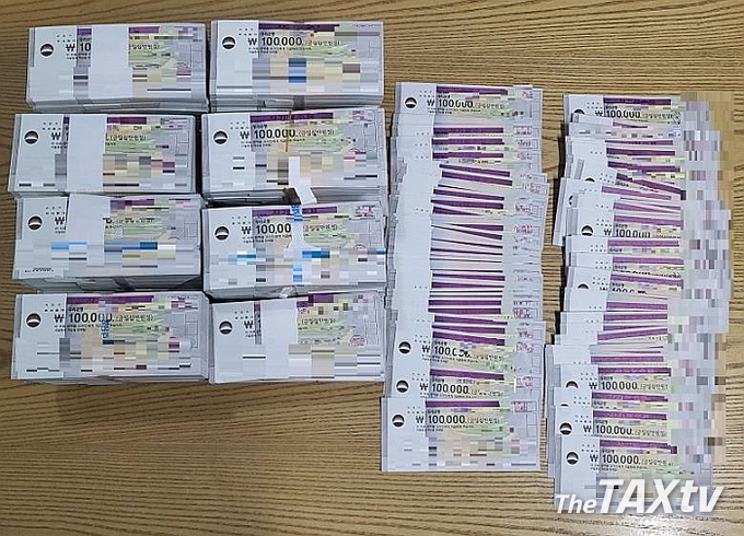 10만원권 수표다발이 무더기로 나왔다. 