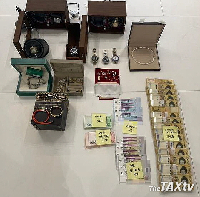 명품시계와 현금다발들