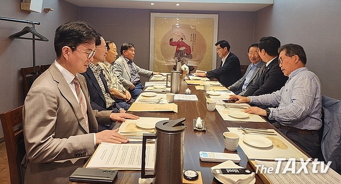 한국세무사회 회장을 역임한 조용근 고문을 비롯한 고문단은 지난 11일 긴급회의를 개최해 최근 J모 고문이 회원들에게 현 회장단과 회무를 비방하는 책자를 회원들에게 발송했다면서 강력규탄했다. 이번 회의는 구종태(20~21대), 임향순(22, 24대), 조용근(25~26대), 백운찬(29대), 이창규(30대), 원경희(31~32대) 등 고문이 참석했다. (사진: 한국세무사회)