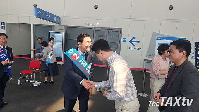 한국세무사회 회장 후보로 나선 김완일 후보(기호2번). 지난 선거에서 33표차로 아쉽게 떨어진 이번에 만회할 것이냐에 귀추가 주목되고 있다. (사진: 채흥기 기자)