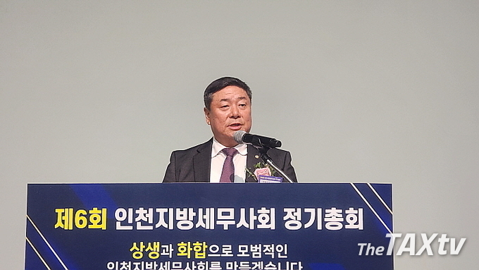 김명진 회장은 인사말을 통해 ”지난 4년간 인천지방회 제2대와 3대 회장의 소임을 맡아 최선을 다해 회무를 집행할 수 있도록 관심과 참여 그리고 아낌없는 격려를 보내주신 회원님께 감사 드린다“면서 ”저는 상생과 화합의 다양한 교류와 소통의 장을 열고, 인천 회원의 염원인 회관 신축 확정, 회원 및 직원에 대한 연수교육의 획기적 확대, 회원사무소 인력난 해소, 회원 권익신장과 복지증진, 사회공헌활동 전개 등 최선을 다해왔다“고 말했다. (사진: 채흥기 기자)