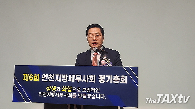 구재이 한국세무사회장은 축사에서 ”지난해 전자신고 세액공제 폐지 저지를 관철시키면서 3만명이 넘는 폐지반대 서명부에 회원들이 동참해 우리의 힘을 보여주었으며, 건강보험 보수총액신고제도도 폐지시켰는데, 이 모든 성과는 세무사 회원들이 전국 사업장에서 열심히 일했기에 이룰 수 있는 일이었다“면서 ”저부터 낮은 자세로 세무사회를 더욱 혁신하도록 하겠다“고 말했다.”저부터 낮은 자세로 세무사회를 더욱 혁신하도록 하겠다“고 말했다.(사진: 채흥기 기자)