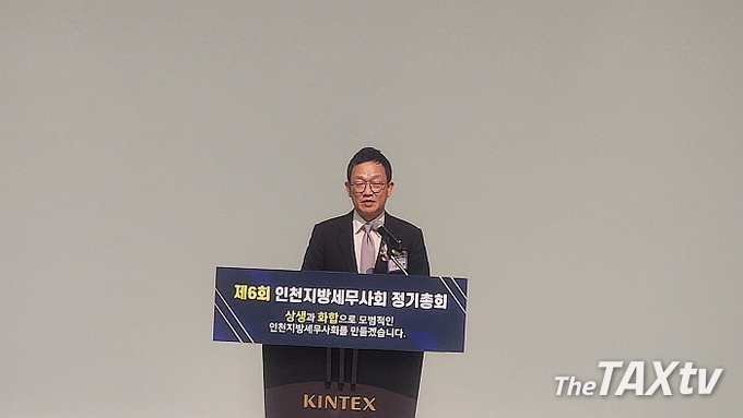 김국현 인천지방국세청장은 축사를 통해 "인천지방세무사회 회원들의 도움으로 5월 종합소득세 신고를 순조롭게 마쳤다“면서 ”최근 수출부진 등 경기가 어려움을 겪고 있어 인천지방회가 중소상공인과 기업인을 위해 전문성 있는 서비스로 납세자를 위한 길잡이 역할을 해준데 대해 항상 든든하게 생각한다“고 말했다.(사진: 채흥기 기자)