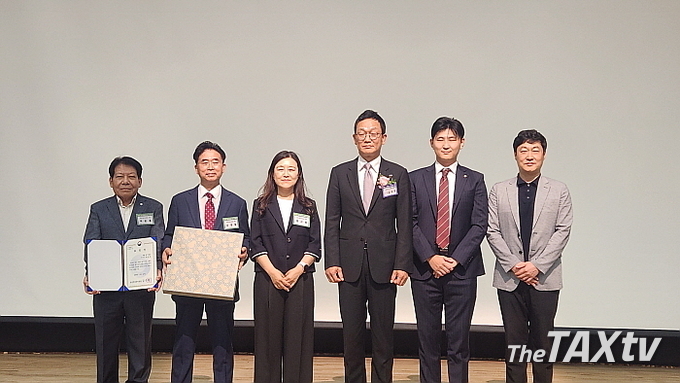 김국현 인천지방국세청장으부터 인천지방국세청장 표창을 받은 김충환 세무사(업무정화조사 상임위원, 고양) 등 6명. (사진: 채흥기 기자)