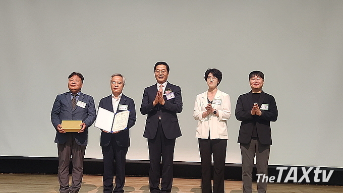 구재이 한국세무사회 회장으로부터 공로상을 받은 양성직 세무사 등 6명. (사진: 채흥기 기자)
