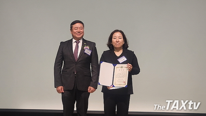 김명진 회장으로부터 우수지역세무사회 표창을 받은 이재순 남부천지역세무사회장(사진 우측) 기념촬영을 하고 있다. (사진: 채흥기 기자)