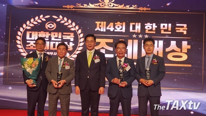 조세대상을 받은 사진 왼쪽부터 이상길 조세심판원장(납세자권익분야), 조용근 한국세무사회 고문(세무사분야), 구재이 한국세무사회장, 백재현 전 국회사무총장(조세입법분야), 김창기 전 국세청장(세무행정분야) <사진: 채흥기 기자>