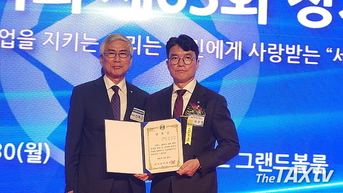 당선증을 받은 김선명 부회장. (사진: 채흥기 기자)