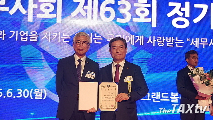 당선증을 받은 정해욱 윤리위원장, (사진: 채흥기 기자)