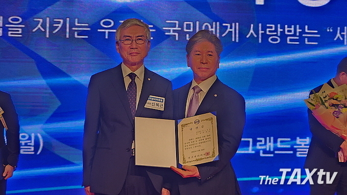당선증을 받은 김관균 감사. (사진: 채흥기 기자)