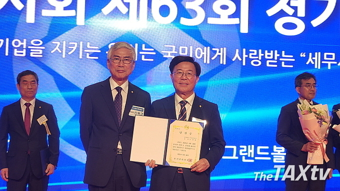 당선증을 받은 구광회 감사. (사진: 채흥기 기자)