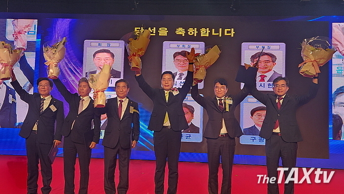 30일 63회 정기총회에서 당선된 구재이 회장(사진 중앙), 김선명 부회장(오른쪽 두 번째), 최시헌 부회장(우측), 사진 왼쪽부터 구광회. 김관균 감사, 정해욱 윤리위원장. (사진: 채흥기 기자)