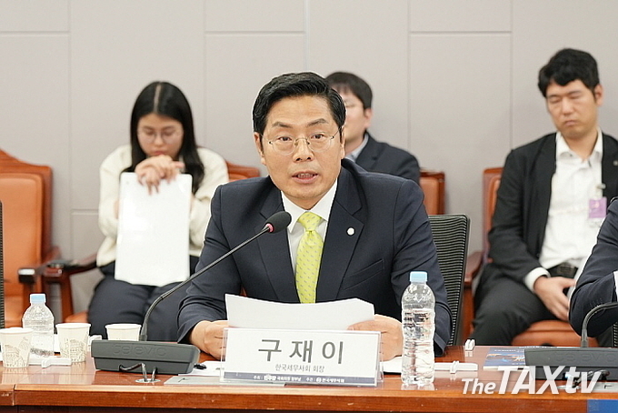 구재이 한국세무사회 회장이 회계사를 대표해 참석한 이재형 본부장이 "일본에서 외부감사를 세무사가 하긴 하지만 국가 간의 비교를 할 때 한국의 세무사 제도와 일본의 세리사 제도가 다르다는 점을 고려해야 한다. 법, 제도, 환경의 차이, 역사, 자격사의 수 등을 비교해 보고 신중한 검토가 필요하다”는 발표를 하자 “기재부, 행안부, 금융위원회 등 정부가 반대하고 있다’고 하는데 이는 전혀 사실이 아니다”며 “기재부와 행안부는 민간위탁과 보조금 관련 공식의견을 밝힌 적이 없으며 금융위원회는 이미 대법원 판결로 회계감사에 해당한다는 자신들의 주장이 잘못됐다는 것이 공인되어 더 이상 나서지 않고 있다”고 반반하고 있다. (사진: 한국세무사회)