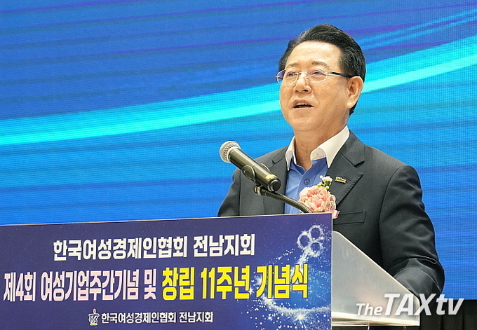 김영록 전남도지사가 지난 17일 무안 스카이웨딩컨벤션에서 열린 한국여성경제인협회 전남지회(지회장 오옥자) 창립 11주년 기념식에서 축사를 하고 있다. (사진: 전남도)
