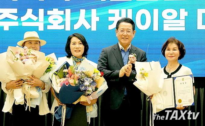 김영록 전남지사가 모범 여성기업인들에게 상을 수여하고 있다 (사진: 전남도)