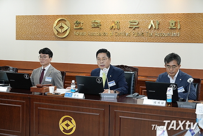 구재이 회장이 "전담조직 신설로 더욱 전략적인 접근을 하도록 하고 지방회·지역회 조직과 연계한 효율적인 업역 추진에 나서 새로운 업역 확보의 원년을 만들 것”이라는 추진과제를 밝히고 있다. (사진: 한국세무사회)