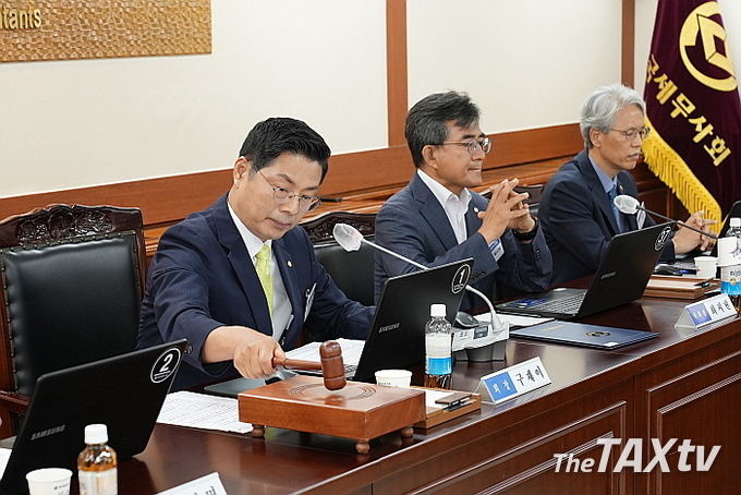지난 22일 오전 개최된 제34대 집행부 첫 이사회에서 구재이 회장이 사무처에 전략기획실 신설을 골자로 하는 사무처규정 개정안과 ‘회장이 요청한 경우 특별감리를 할 수 있다’는 조항을 삭제시키는 등 감리 관련 2개 규정을 개정안을 통과시키고 있다. (사진: 한국세무사회)<br>