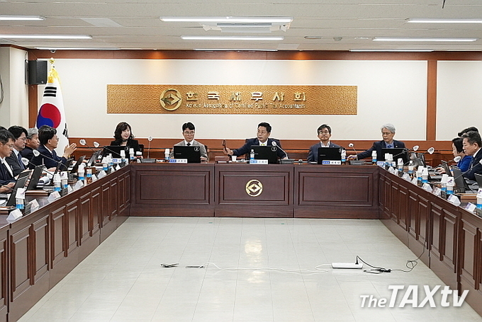 22일 열린 이사회는 이번 선거 과정에서 홍보물, 유인물, 팩스 및 SNS 문자 등을 통한 허위사실 유포와 상대방 비방이 난무한 불법 선거 농단과 사유화된 한국세무사회공익재단의 회원 개인정보 편취 등 운영실태 및 선거개입 행위에 대한 특별조사단을 구성해 엄정한 조사와 처벌을 하기로 했다. (사진: 한국세무사회)