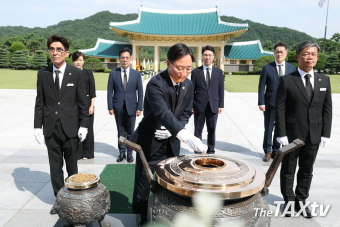 제27대 임광현 국세청장이 국립현충원을 찾아 참배하고 있다. (사진: 국세청)