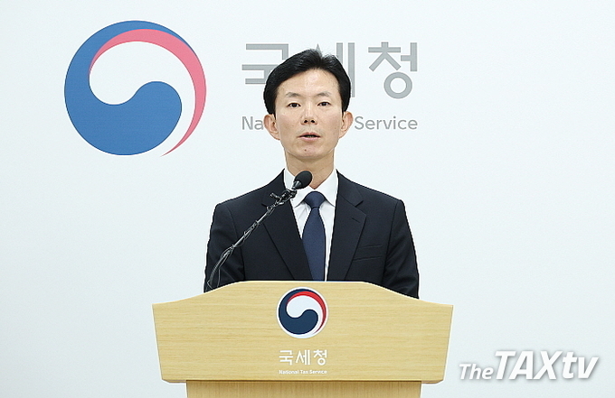 국세청 민주원 조사국장이 29일 오전 국세청 기지실에서 이번 세무조사 배경 등에 대해 설명하고 있다. (사진: 국세청)