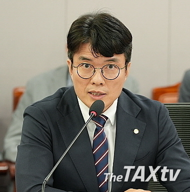 김선명 한국세무사회 부회장은 300만 영세. 중소사업주들이 4대 보험 관련<br>
행정부담을 더는데 있어 1만7천여 세무사들이 큰 역할을 하고 있다면서, 세무사 1인 단독사업장 수가 계속 증가하고 있어 1인 세무사도 건강보험과 국민연금 업무대행을 할 수 있도록 EDI시스템을 즉각 개선해야 한다고 주장했다. (사진: 한국세무사회)