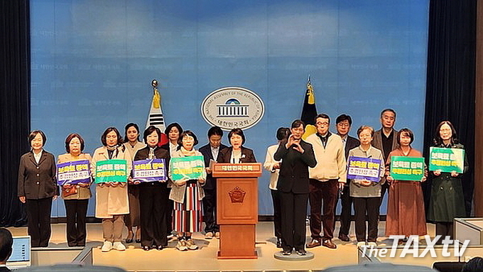 한국어립이집총연합회(회장 김경숙)는 25일 민간위탁 사업 감사를 회계사만 할 수 있도록 한 지방자치법 개정안이 국회행정안전위원회에서 여야합의로 긴급 안건으로 회부되자 600만 원에 달하는 회계감사비는 어린이집의 존립자체를 위협하는 조치로 회계사들의 밥그릇만을 챙겨주는 법안이라면서 강력 반발하고 있다. 사진은 엽합회의 국회 활동 자료 사진. (출처: 뉴스인)