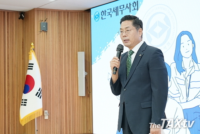 구재이 회장은 인사말 서두에서 책임감과 전문성을 겸비한 인재가 필요하다면서 "구재이 한국세무사회 회장은 인사말을 통해 “세무사 사무소가 원하는 것은 단순한 인력이 아니라, 책임감과 전문성을 동시에 갖춘 동반자이며, 세무 업무는 이제 단순한 장부 기록을 넘어, 고객의 재정적 파트너로 신규직원양성학교에서 배우는 교육과정은 바로 그 출발점"이라고 말했다. (사진: 한국세무사회)