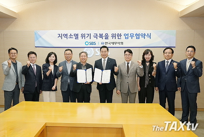 사진 좌측부터 송인호 SBS 사회부 부장, 신승근 고향사랑기부대상 심사위원장, 정호선 SBS보도특임국장, 양윤석 SBS 보도본부장, 방문신 SBS 사장, 구재이 한국세무사회 회장, 김선명 한국세무사회 부회장, 천혜영 한국세무사회 부회장, 장신기 한국세무사회 홍보이사, 심영구 SBS 보도IMC팀장. (사진: 한국세무사회)