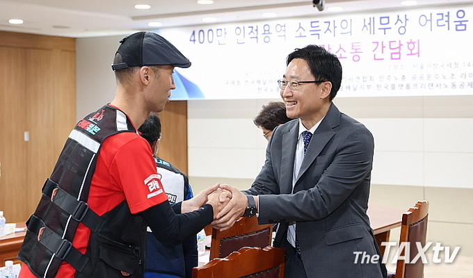 임광현 국세청장이 한 참석자와 악수를 하고 있다. (사진: 국세청)