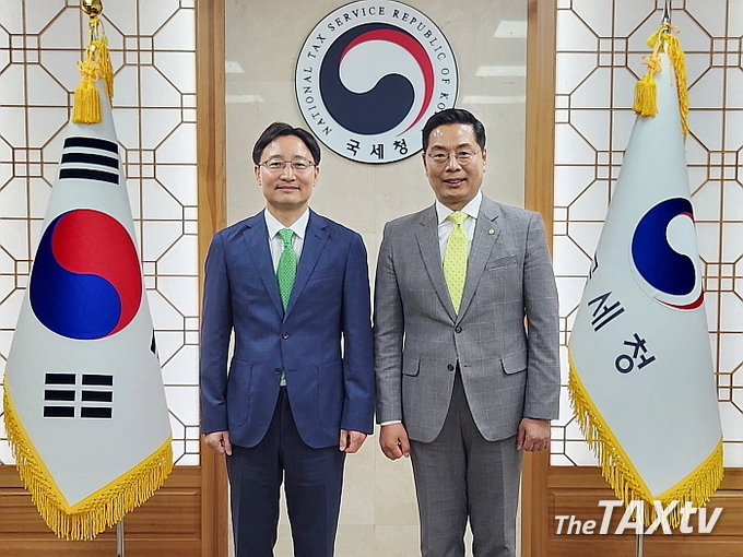임광현 국세청장(사진 왼쪽)과 구재이 한국세무사회 회장(사진 오른쪽)이 간담에 앞서 기념촬영을 하고 있다. (사진: 한국세무사회)
