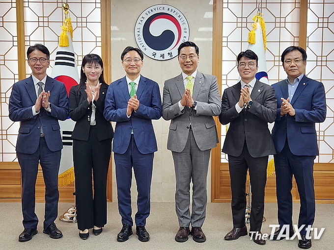 사진 좌측부터 박종희 개인납세국장, 박유리 여성이사, 임광현 국세청장, 구재이 한국세무사회장, 김선명 부회장, 장신기 홍보이사(사진: 한국세무사회)