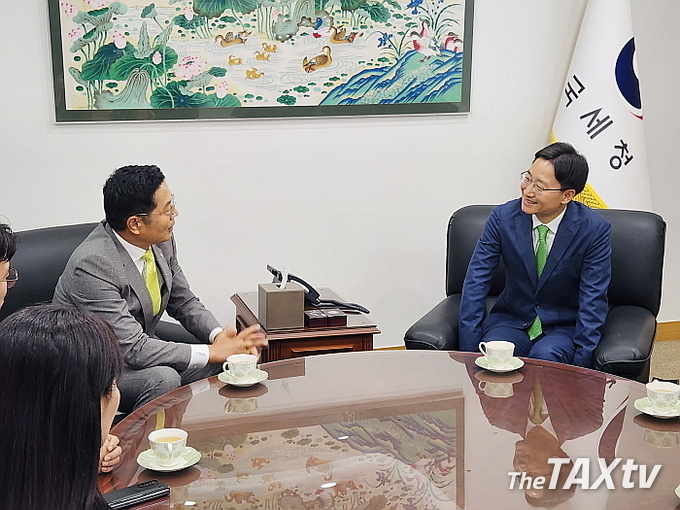 지난 21일 세종시에 있는 국세청에서 구재이 한국세무사회 회장(사진 왼쪽)이 임광현 국세청장을 만나 현안사항을 논의하고 있다. (사진: 한국세무사회)