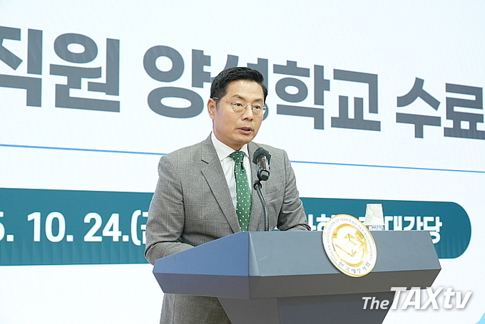 구재이 한국세무사회 회장은 축사에서 "오늘은 끝이 아니라 시작이며, 실무에서 부딪히더라도 동료와 함께 배우고, 다시 돌아올 수 있는 집이 바로 한국세무사회임을 잊지 말라"고 당부했다. (사진: 한국세무사회)<br>